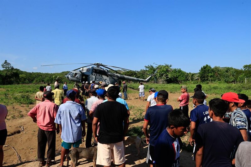 Un helicóptero aterriza en una zona rural