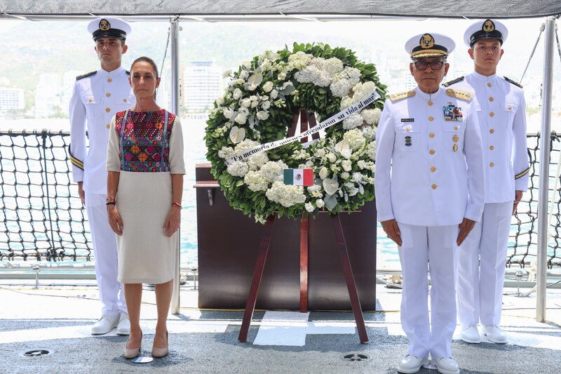 A bordo del Buque "Benito Juárez", la Presidenta Claudia Sheinbaum rindió homenaje a los marinos caídos en especial a los cadetes que perdieron la vida el pasado 17 de mayo