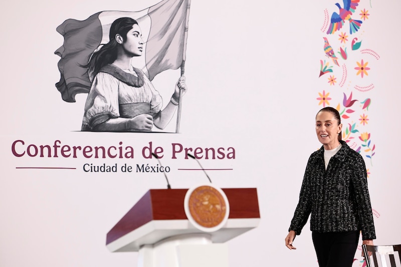 La presidenta de México, Claudia Sheinbaum, a su llegada este viernes a una rueda de prensa en Palacio Nacional de la Ciudad de México (México). Sheinbaum firmó durante su conferencia matutina las reformas constitucionales, las primeras que presentó, en materia de igualdad de género para acabar con la desigualdad entre hombres y mujeres en México, la brecha salarial y la violencia.