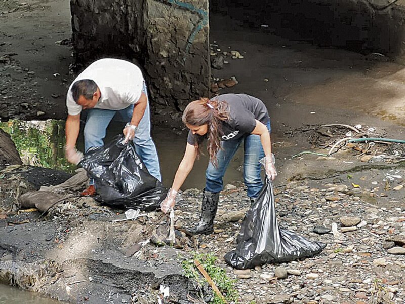 Voluntarios limpian un río contaminado