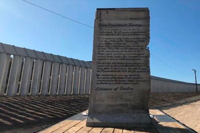 Monumento conmemorativo del Muro de Berlín en la frontera entre Estados Unidos y México
