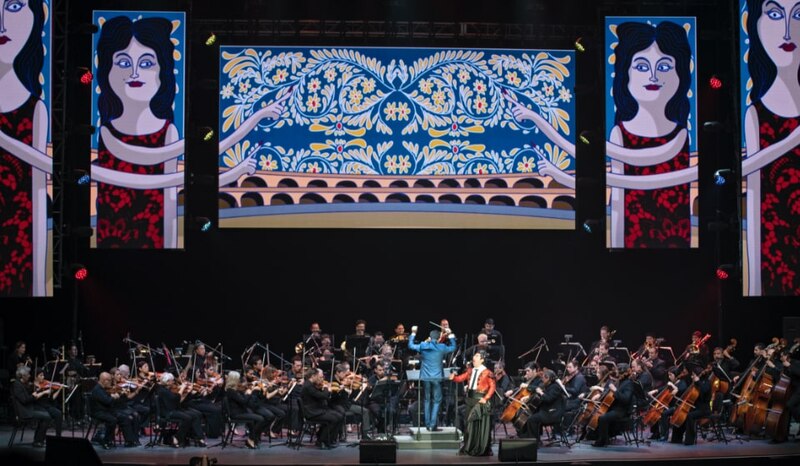 Orquesta tocando en un concierto