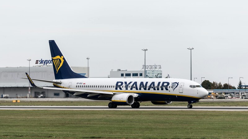 Un avión de Ryanair aterriza en el aeropuerto de Madrid-Barajas.