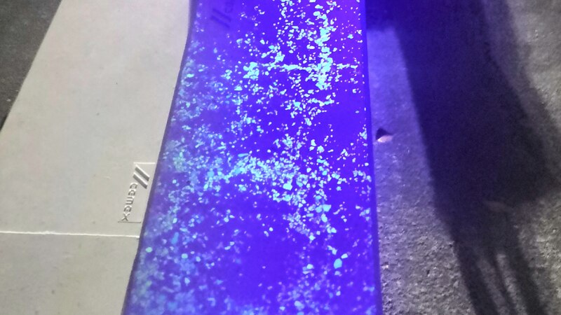 Brillo de partículas bajo luz ultravioleta
