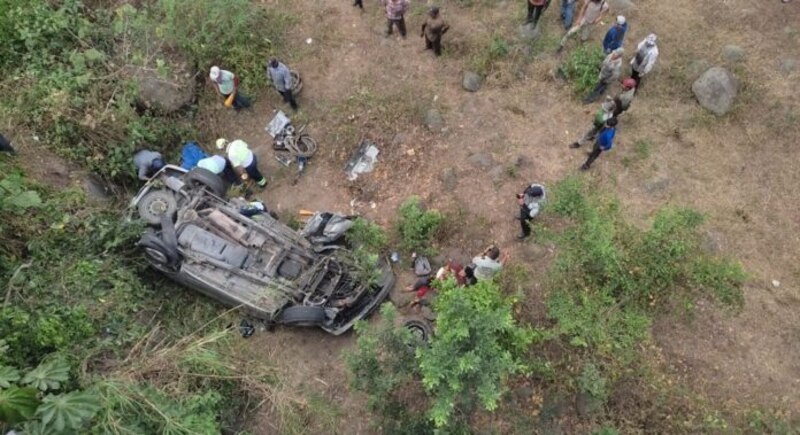 Accidente de coche en una carretera rural