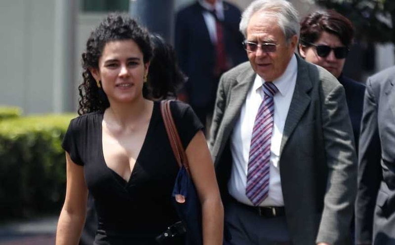 AMLO y la Jefa de Gobierno electa de la Ciudad de México, Claudia Sheinbaum, caminan juntos.
