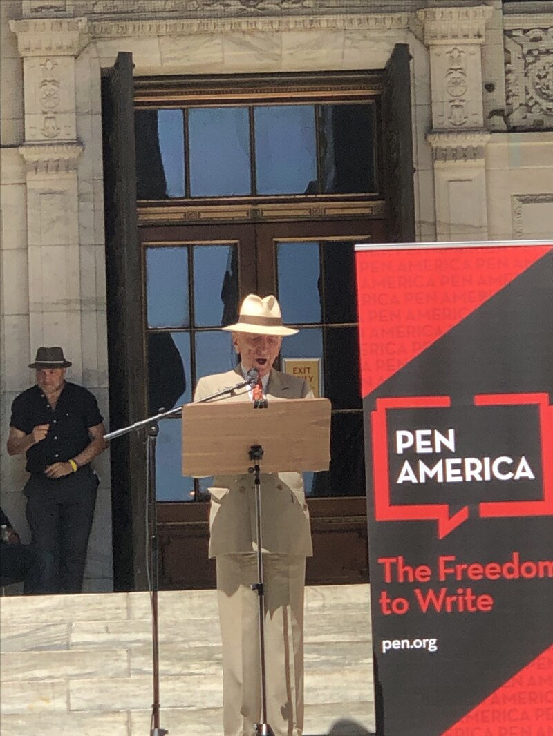 El autor Salman Rushdie da un discurso en el evento PEN America's Freedom to Write.