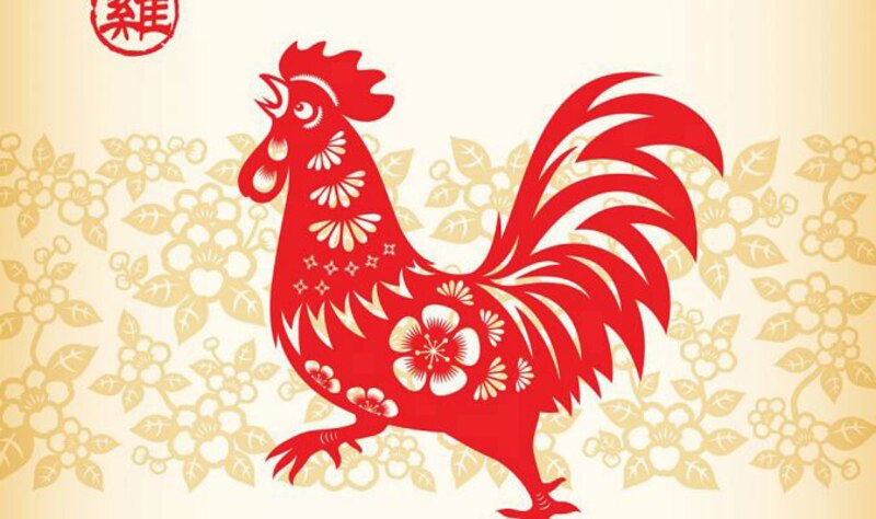 Gallo de papel rojo recortado con flores de fondo
