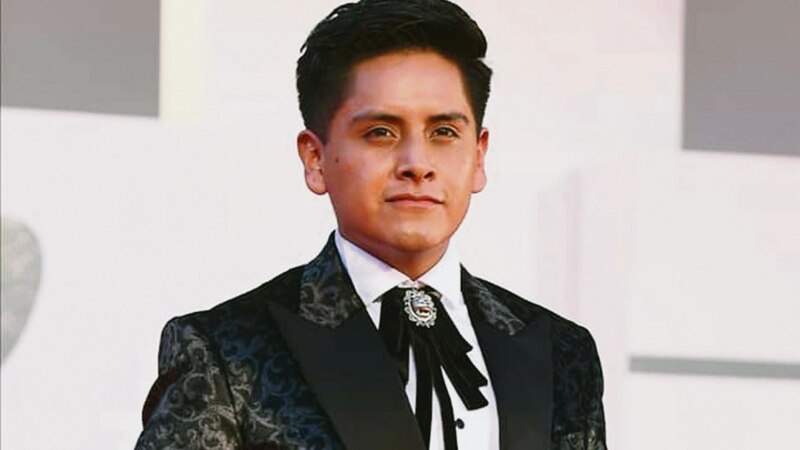 El actor mexicano Tenoch Huerta en la alfombra roja