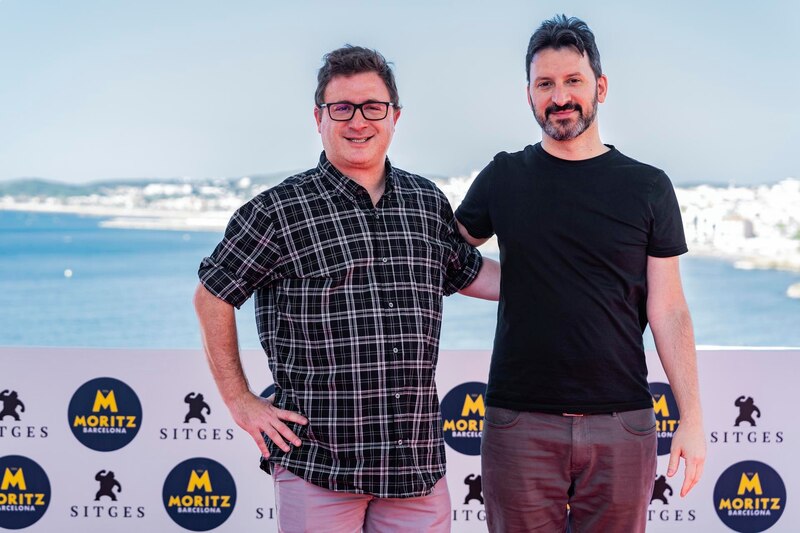 Dos hombres sonríen en la alfombra roja del Festival de Sitges.