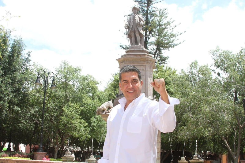 El candidato a la alcaldía de la ciudad de Guanajuato, México, Luis Ernesto Ayala Torres, hace campaña en la plaza pública.