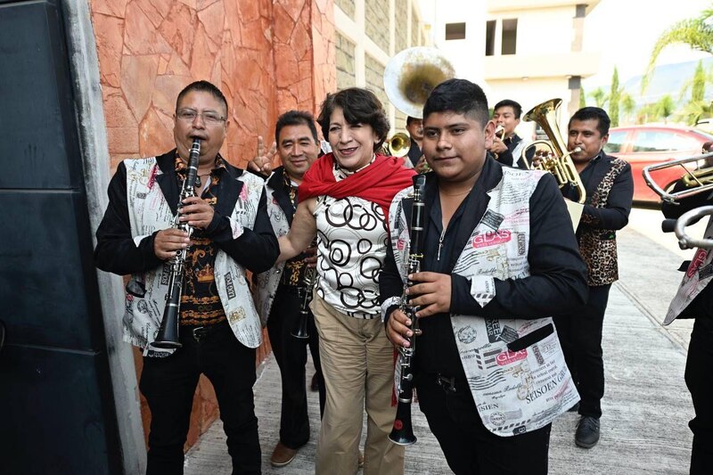 Banda sinaloense tocando en una fiesta
