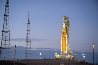 Cohete de la misión lunar Artemis II inicia el traslado hasta la plataforma de lanzamiento