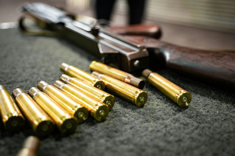 Se modificaron más de 100 artículos para reforzar el control de armas y sancionar con mayo dureza el tráfico de armas.