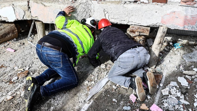 Rescatistas buscan sobrevivientes entre los escombros de un edificio derrumbado