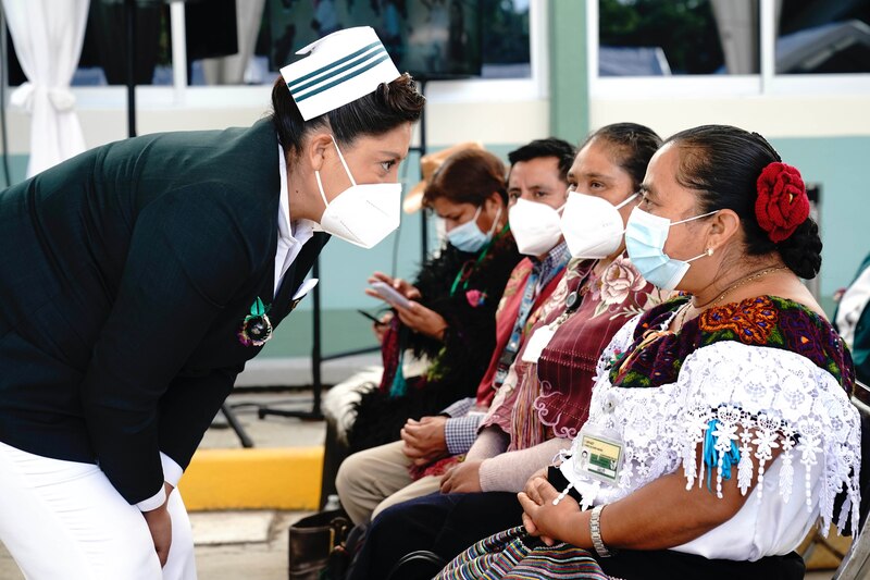 Con el apoyo de médicos, parteras y hablantes de lenguas indígenas, el IMSS ha brindado más de 2 millones de consultas el primer semestre del año