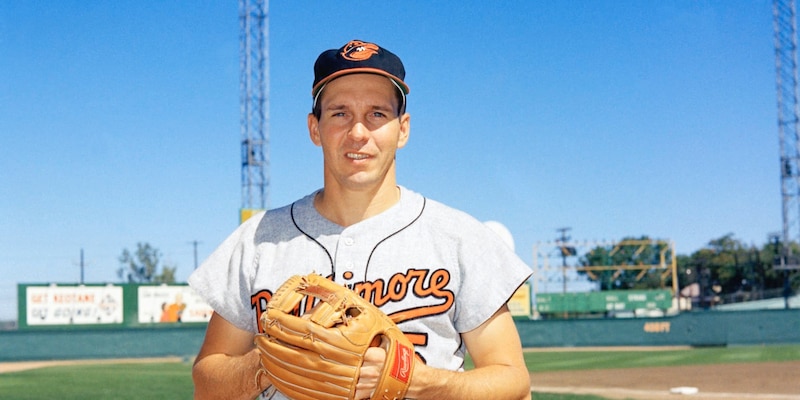 El lanzador de los Orioles de Baltimore, Jim Palmer, posa para una foto en el Oriole Park at Camden Yards.