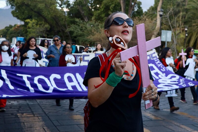 Decenas de mujeres marcharon en la capital de Oaxaca para conmemorar el Día Internacional para la Eliminación de la Violencia contra la Mujer. Las manifestantes gritaron consignas para exigir justicia y denunciar que se han registrado ciento dos feminicidios tan solo en 2023 en la entidad.