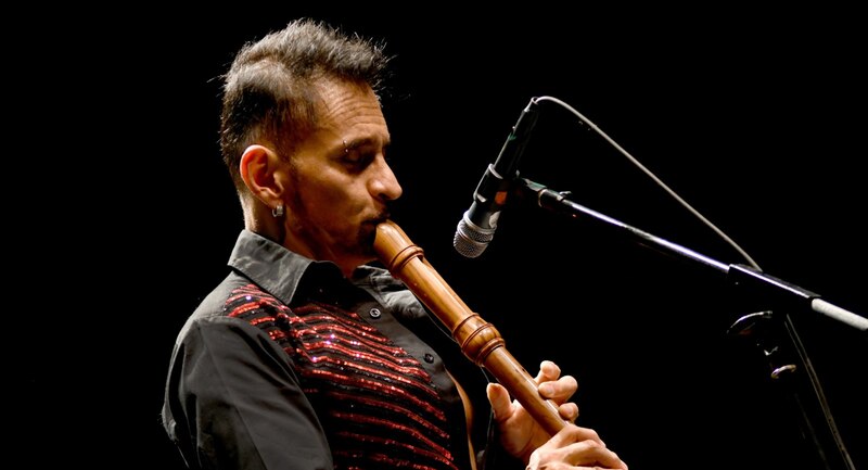 Flautista tocando una flauta travesera