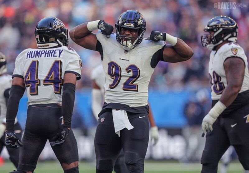 El jugador de fútbol americano Calais Campbell celebra con sus compañeros tras anotar un touchdown