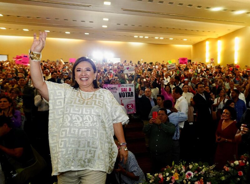 La candidata presidencial de Morena, Claudia Sheinbaum, saluda a sus simpatizantes durante un mitin en la Ciudad de México.