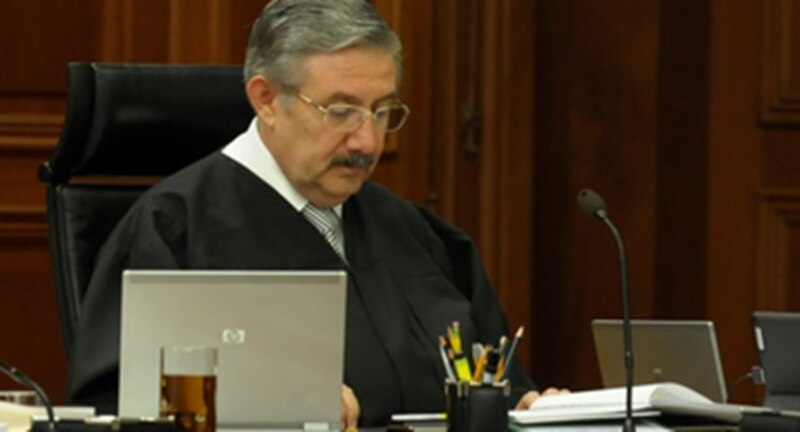 El juez dicta sentencia en el caso