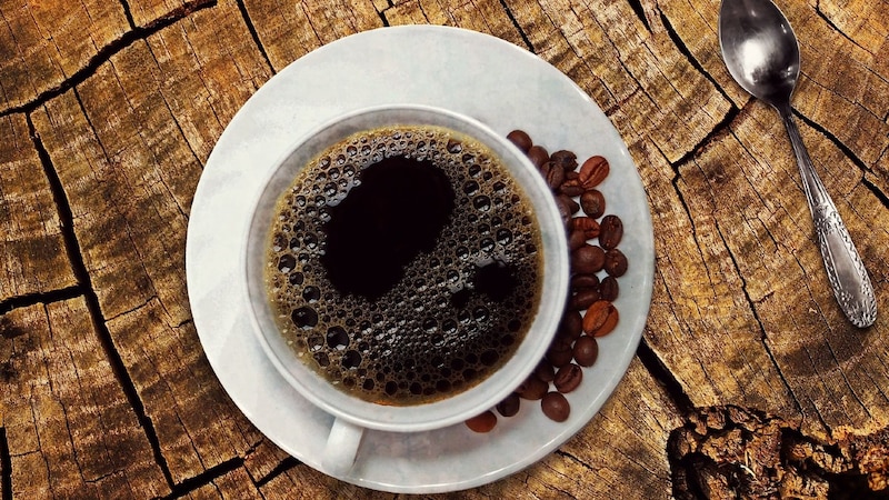 Café sobre una mesa de madera