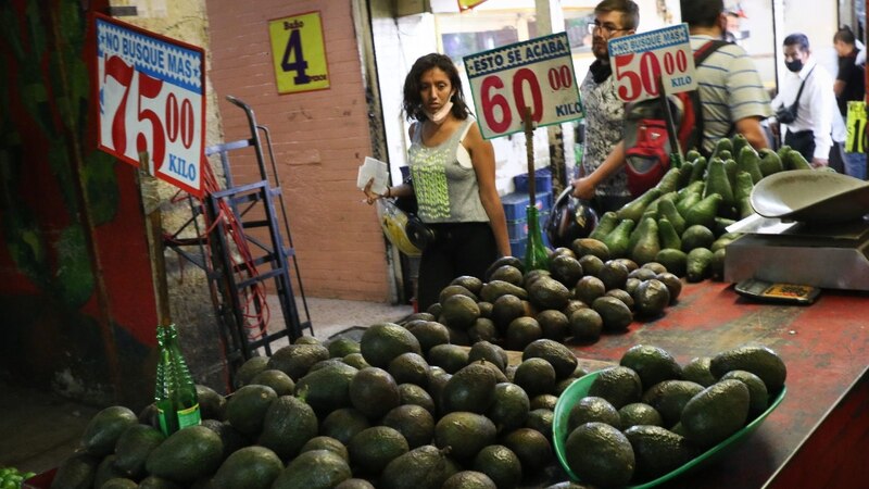 Title: Aguacates en el mercado
