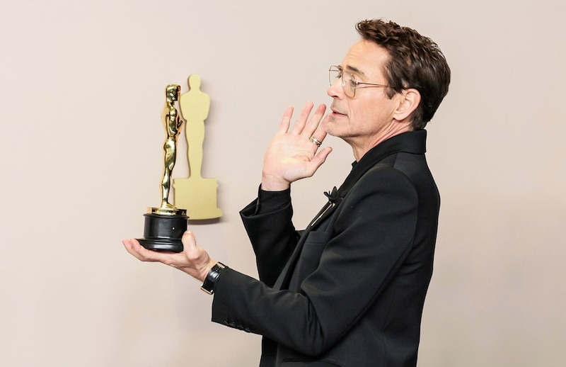 Robert Downey Jr. sosteniendo un Oscar