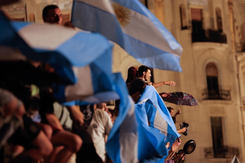 Multitud ondeando banderas argentinas