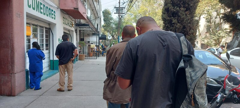 Pacientes esperan su turno para ser atendidos en una clínica de la Ciudad de México.