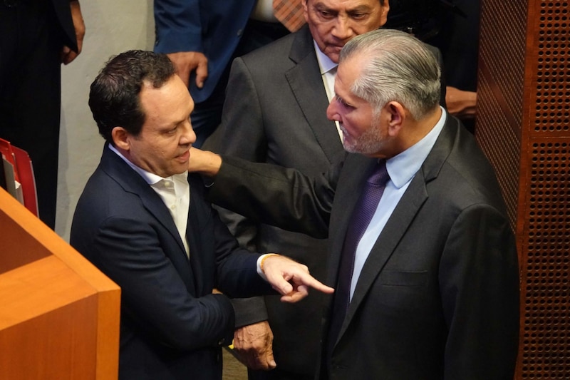 El senador José Clemente Castañeda Hoeflich y Adán Augusto, se saludaron durante la Sesión Constitutiva en el Senado de la República.