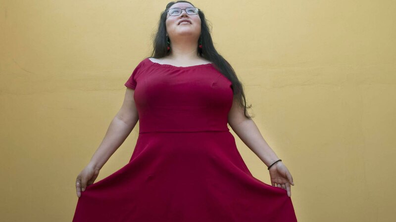Mujer con vestido rojo