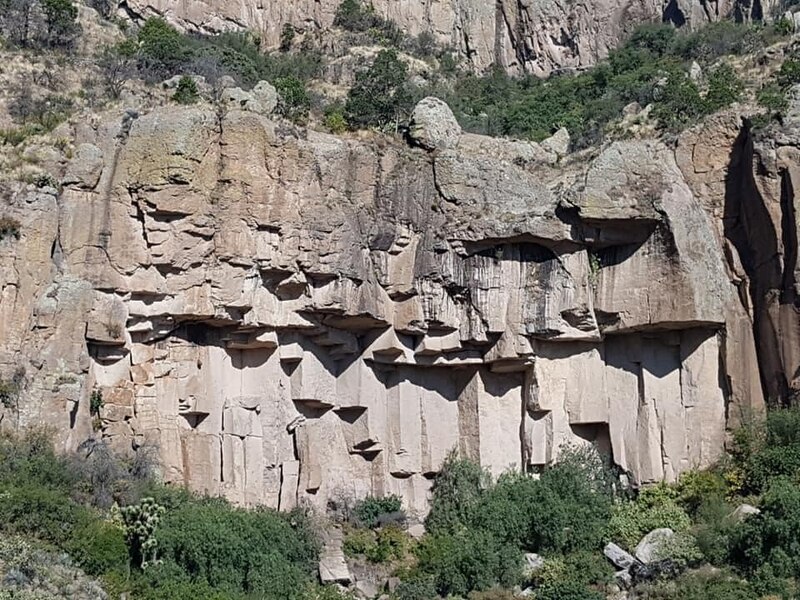 Pared de roca caliza con estratificación horizontal