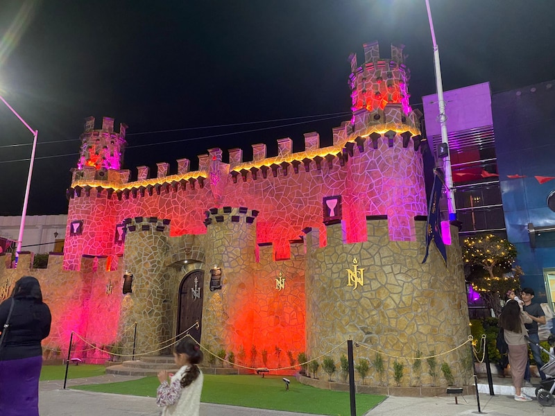 Foto de un castillo medieval iluminado, parte de la exposición navideña en la Iglesia de La Luz del Mundo