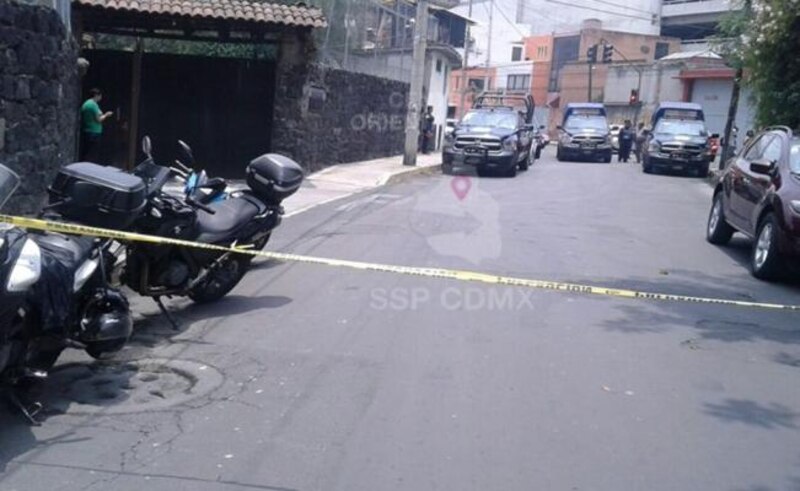 Motocicleta abandonada en la escena de un crimen