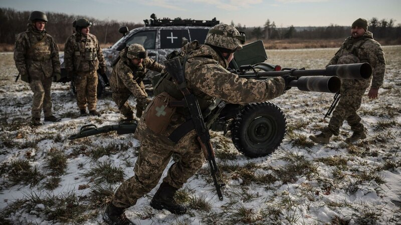 Soldados ucranianos disparando un lanzacohetes durante un entrenamiento militar.