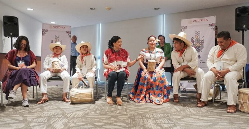 Jóvenes indígenas comparten sus experiencias en un evento cultural.