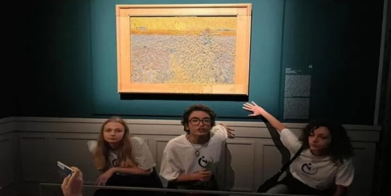 Jóvenes admirando un cuadro en un museo