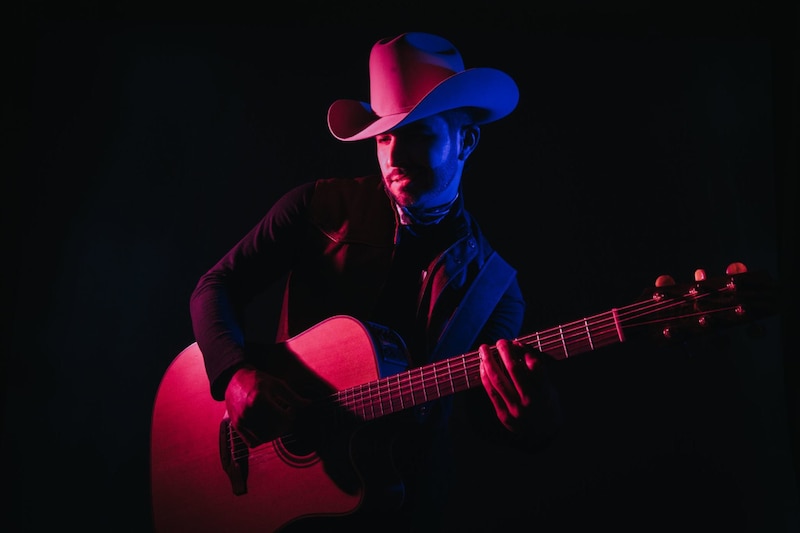 Cantante country tocando la guitarra