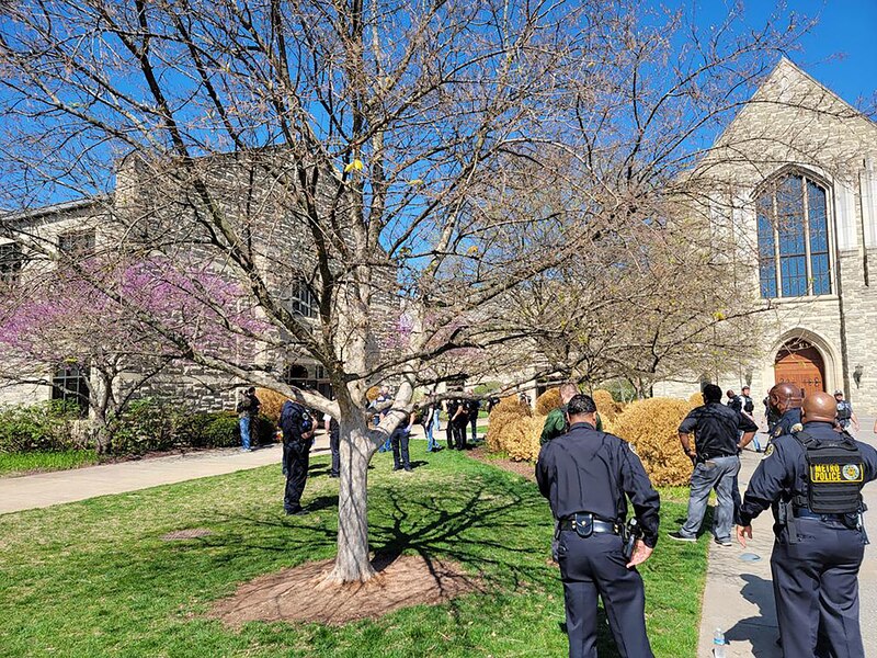 Policías rodean a un árbol en una universidad