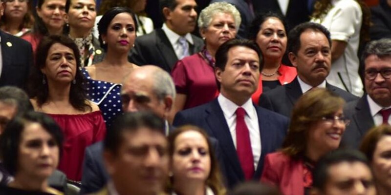 El presidente electo de México, Andrés Manuel López Obrador, saluda a sus simpatizantes durante un mitin en la Ciudad de México.