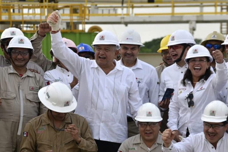 El presidente López Obrador celebra la inauguración de una nueva refinería en México
