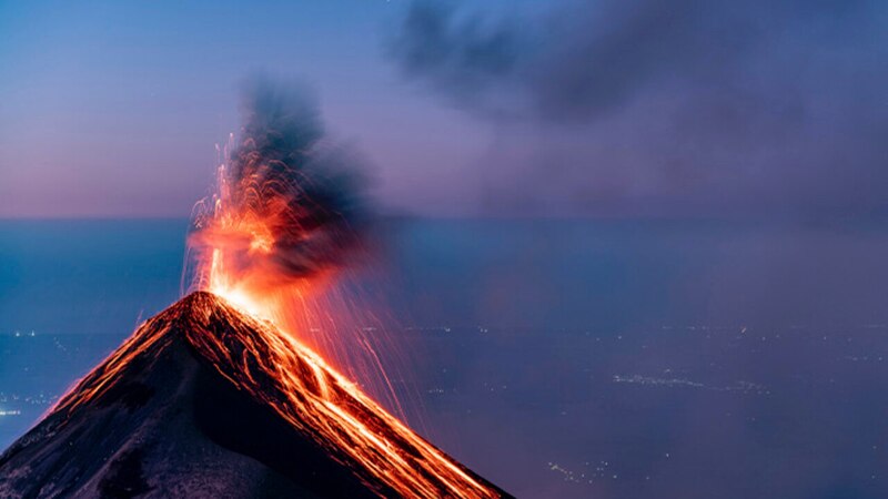 Volcán en erupción