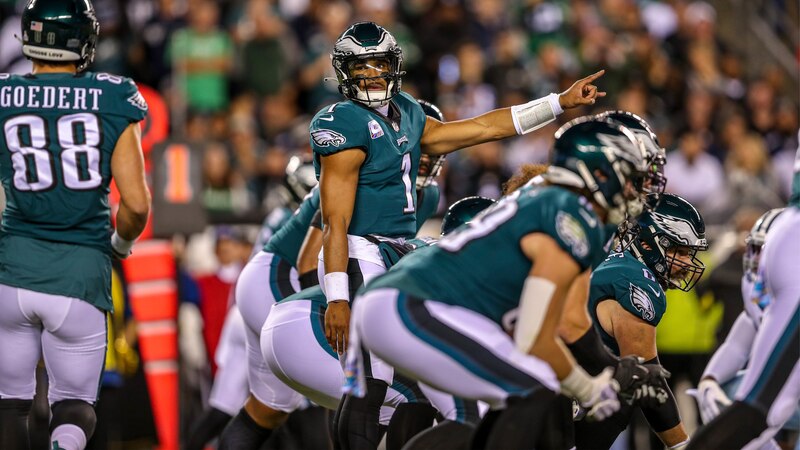 El mariscal de campo de los Eagles, Jalen Hurts, señala una jugada durante el partido contra los 49ers.
