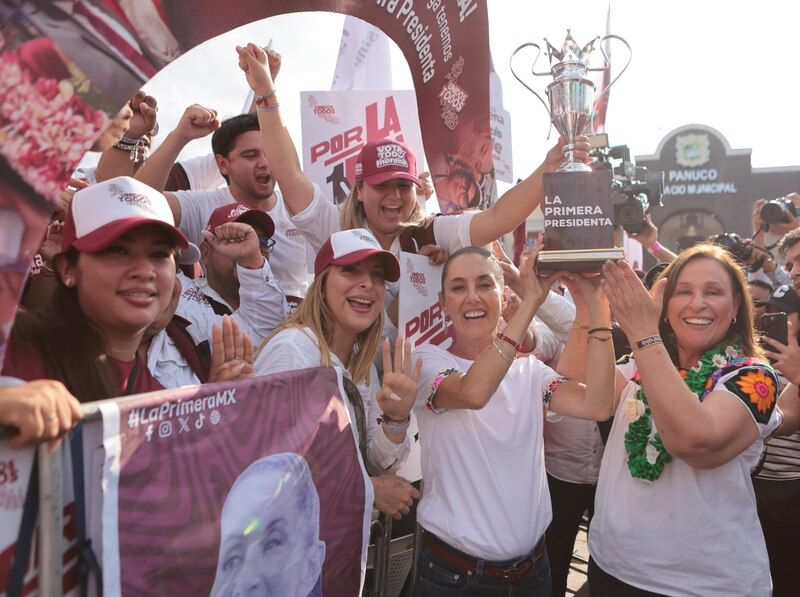 Title: La primera presidenta de México, Claudia Sheinbaum, celebra su victoria en las elecciones de 2021.