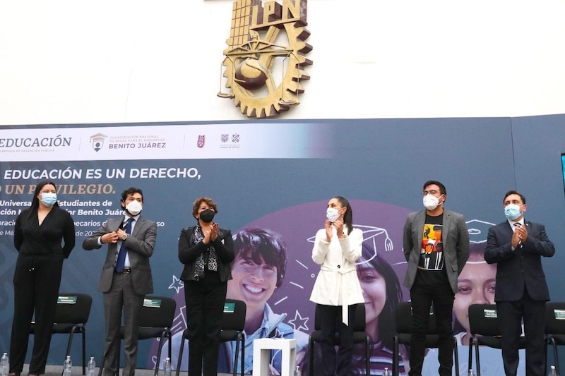 Estudiantes de la UNAM reciben becas Benito Juárez