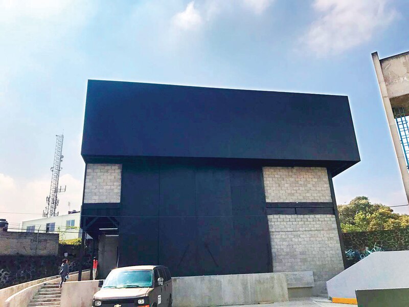 Edificio moderno de color negro