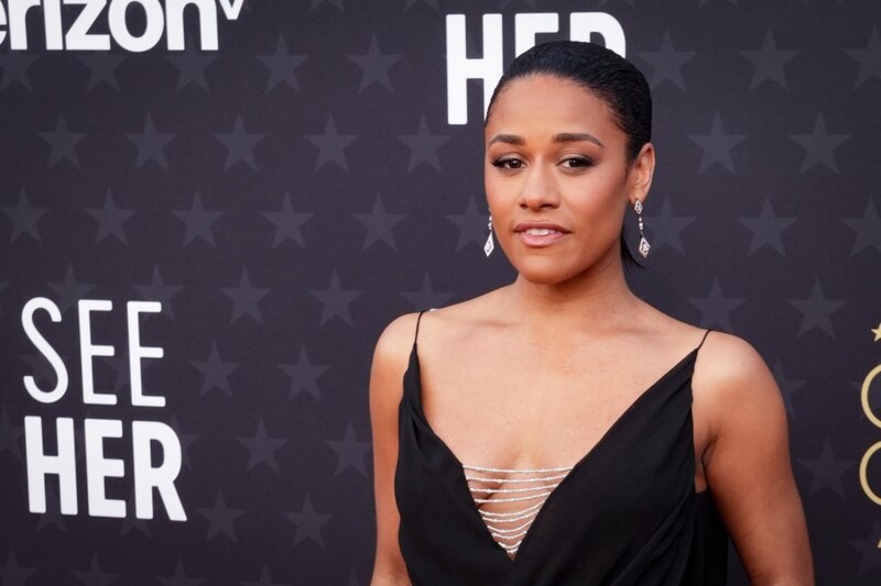 Issa Rae, protagonista de la serie "Insecure", en la alfombra roja de los premios Emmy 2018