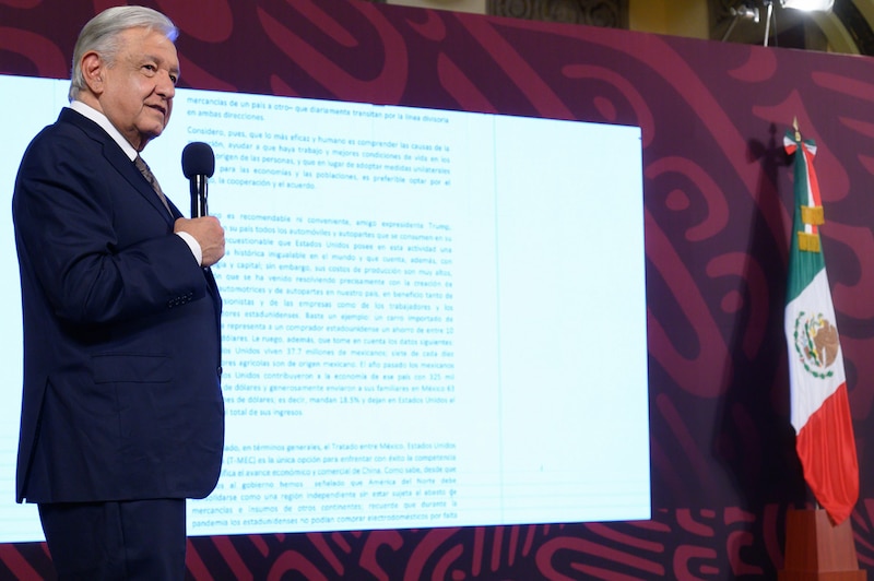 Title: El presidente mexicano, Andrés Manuel López Obrador, pronuncia un discurso ante el presidente estadounidense, Donald Trump, y el primer ministro canadiense, Justin Trudeau, en la Casa Blanca.